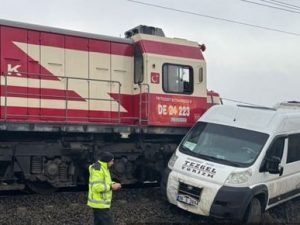 HEMZEMİN GEÇİTTE TRENİN ÇARPTIĞI SERVİS MİNİBÜSÜNDE 2 KİŞİ YARALANDI