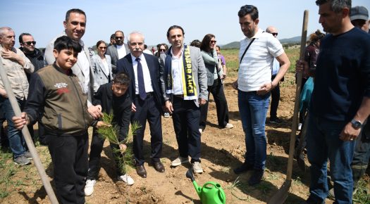 YÜZLERCE FİDAN TOPRAKLA BULUŞTU