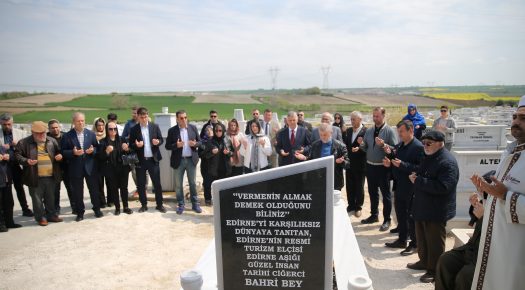 TURİZM ELÇİSİ BAHRİ DİNAR MEZARI BAŞINDA ANILDI