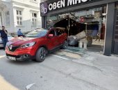 Edirne’de geri viteste bırakılan park halindeki otomobil mobilya dükkanına çarptı